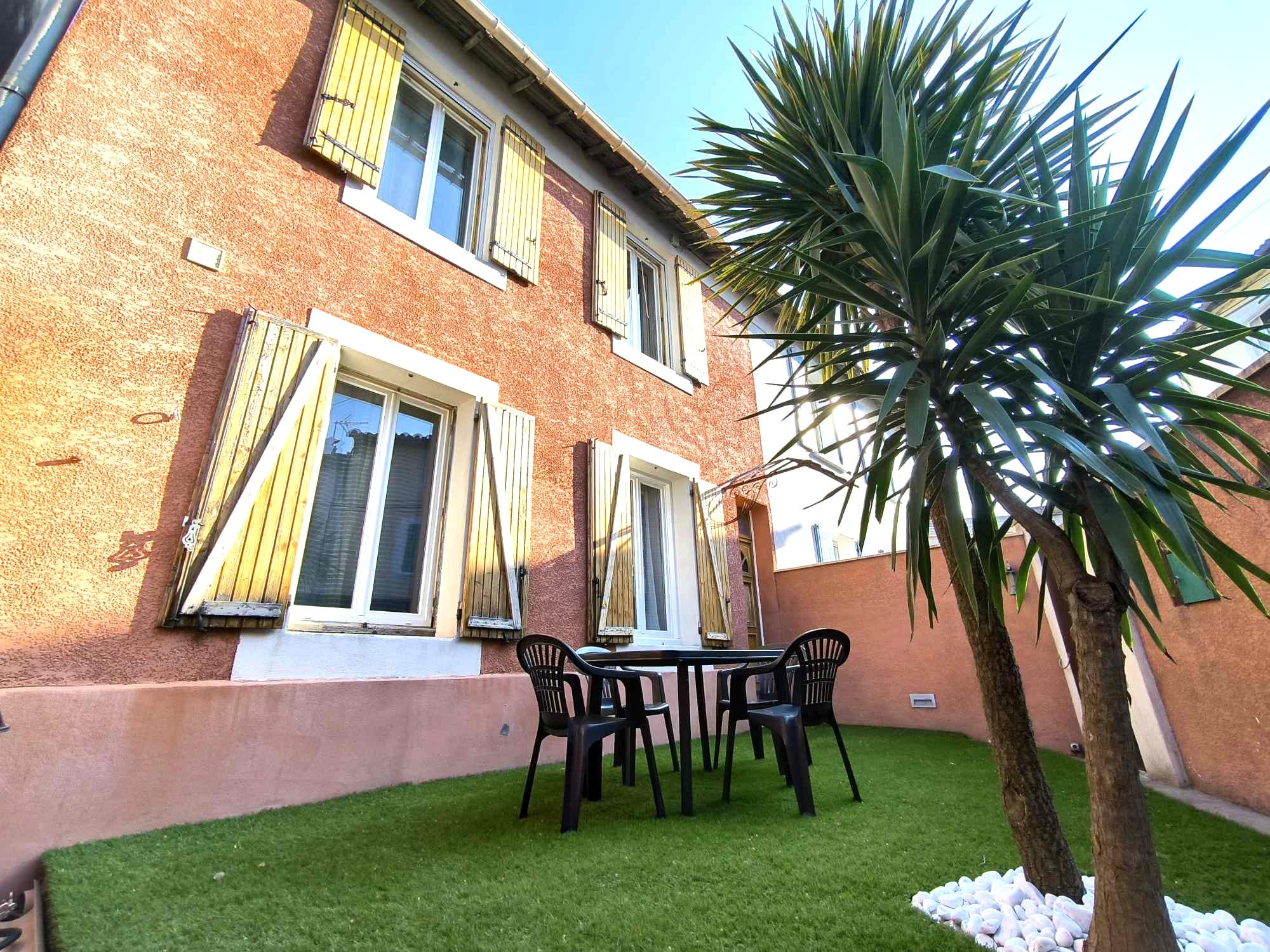 jardin avec barbecue